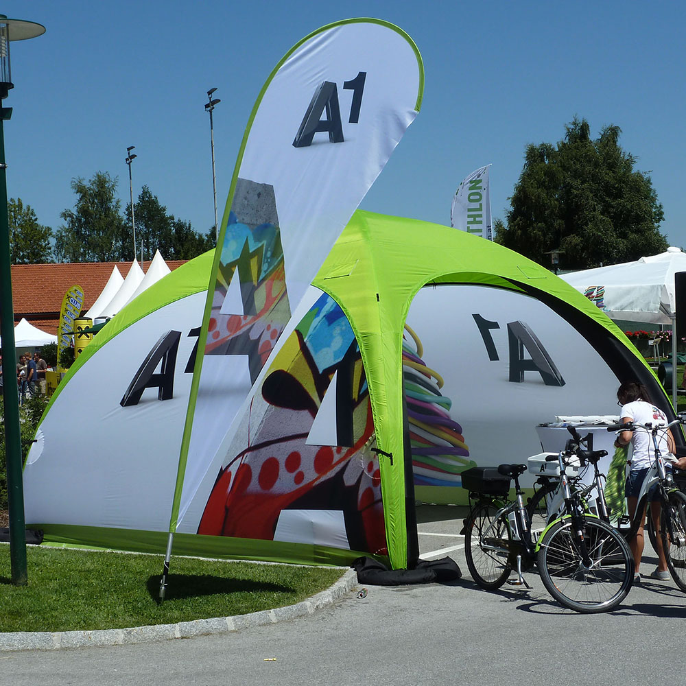 A1 Beachflag Flagge bedruckt und personalisiert. Für Aufmerksamkeit auf Messen, am POS oder bei Promotion.